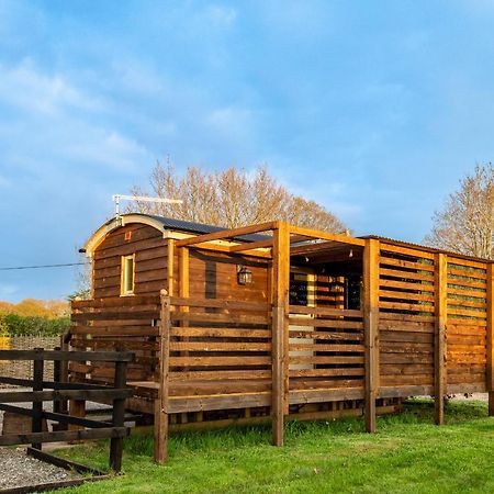 Hillside View Shepherds Hut - Ockeridge Rural Retreats Little Witley ภายนอก รูปภาพ